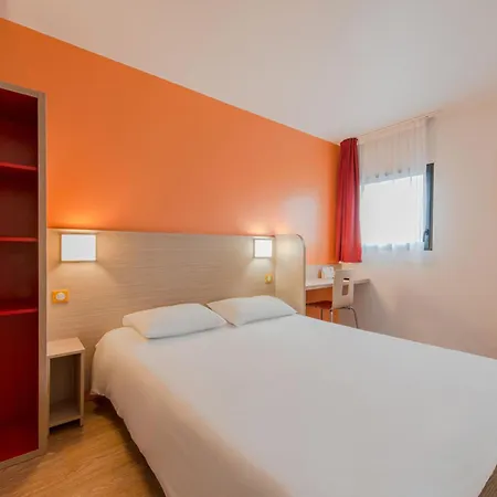 Eco La Rochelle Centre Les Minimes Hotel 2*